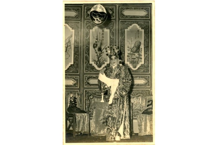 1950-களில் எடுக்கப்பட்ட இந்தப் புகைப்படத்தில், டின் சிங் வடிவமைத்த தங்கப் பதக்கத்தைக் காணலாம். கென்டனீஸ் தெருக்கூத்து ரசிகர் ஒருவர், தமது மனங்கவர்ந்த நடிகருக்காக அந்தப் பிரத்யேகப் பதக்கத்தை வாங்கிக் கொடுத்தார். 